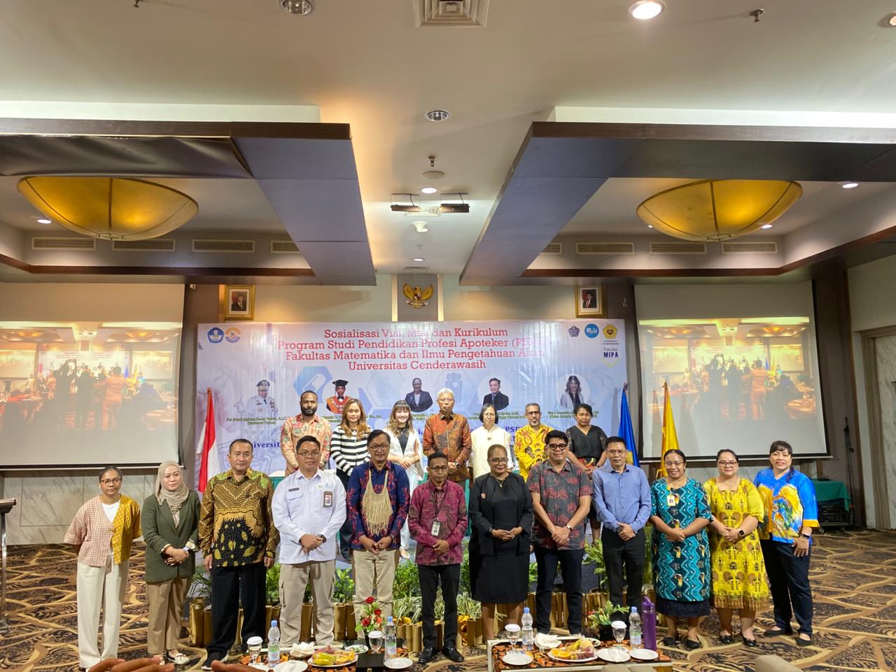 Foto bersama pimpinan dalam kegiatan pembahasan visi, misi, dan kurikulum PSPPA FMIPA Uncen