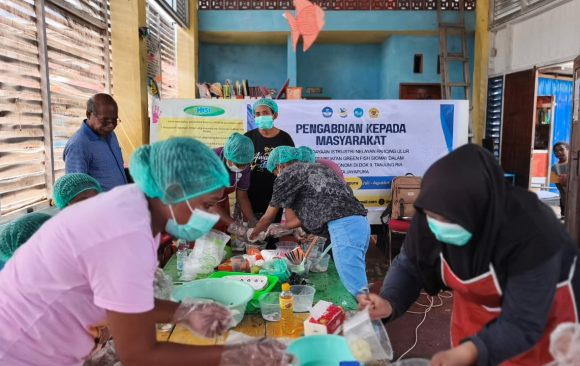 Dosen FMIPA UNCEN Berdayakan Istri Nelayan melalui Pelatihan Pembuatan Green Fish Siomay di Dok 9 Tanjung Ria