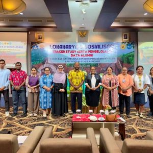 Foto bersama dalam kegiatan lokakarya dan sosialisasi tracer study serta pengelolaan data alumni