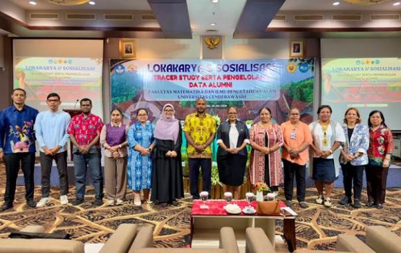 Foto bersama dalam kegiatan lokakarya dan sosialisasi tracer study serta pengelolaan data alumni