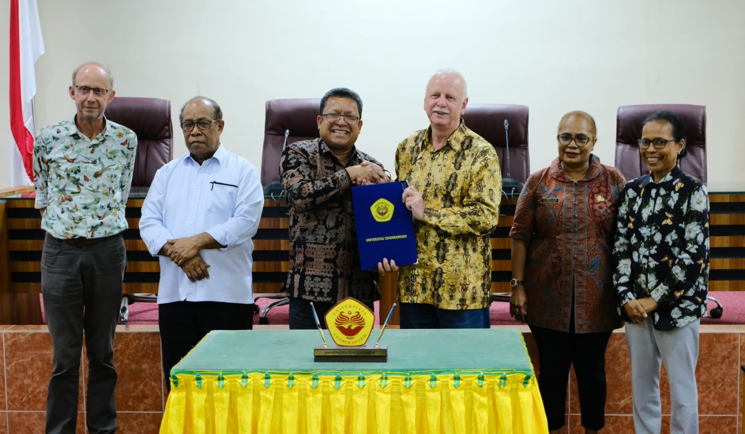 UNCEN dan Papua Insects Foundation Perkuat Kerja Sama Entomologi, FMIPA Terima Donasi 600 Laci Koleksi Serangga
